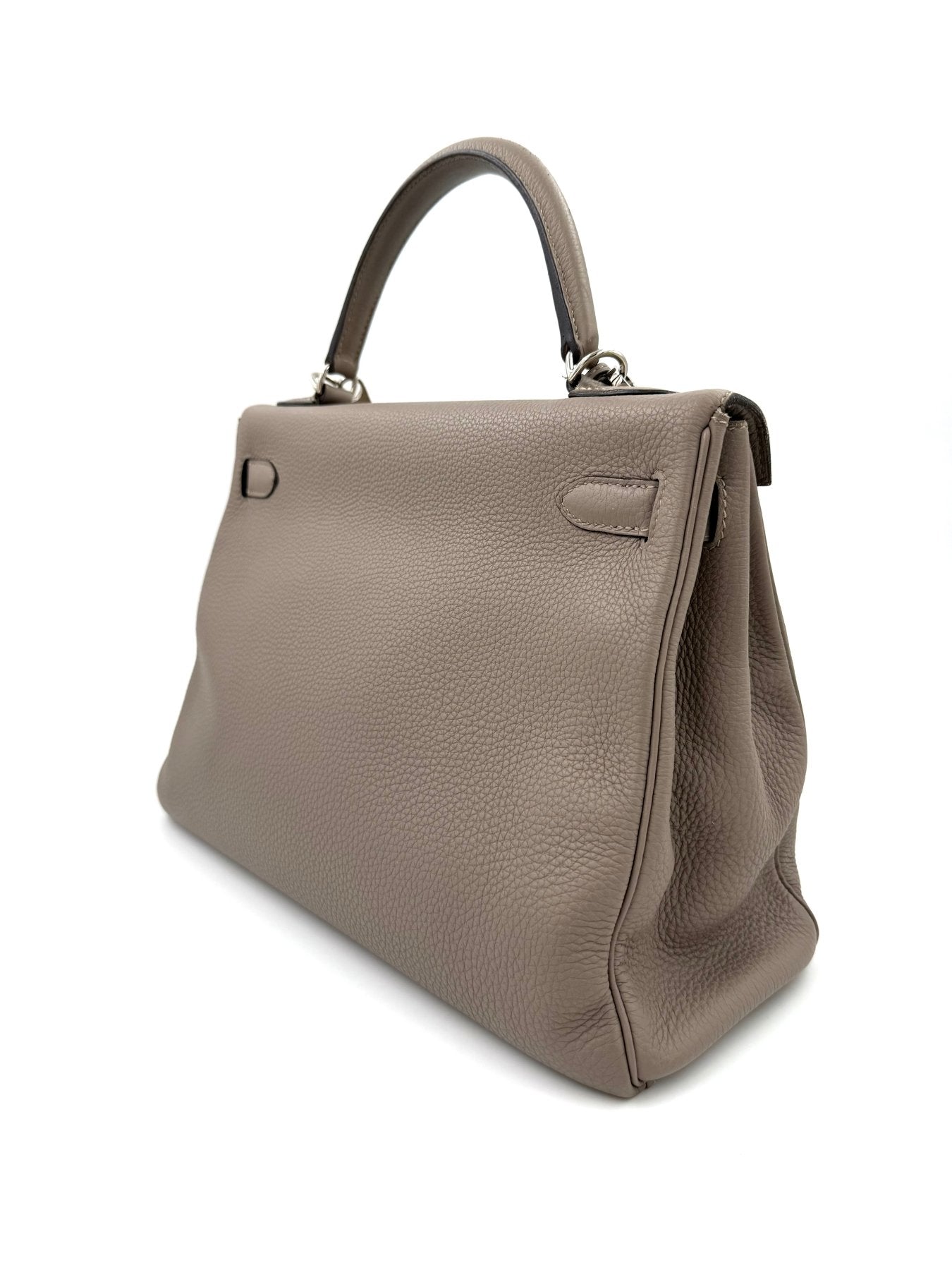 HERMÈS Kelly 32 Retourne Gris Asphalte PHW aus Clemence Leder in elegantem Grau mit Palladium-Hardware.