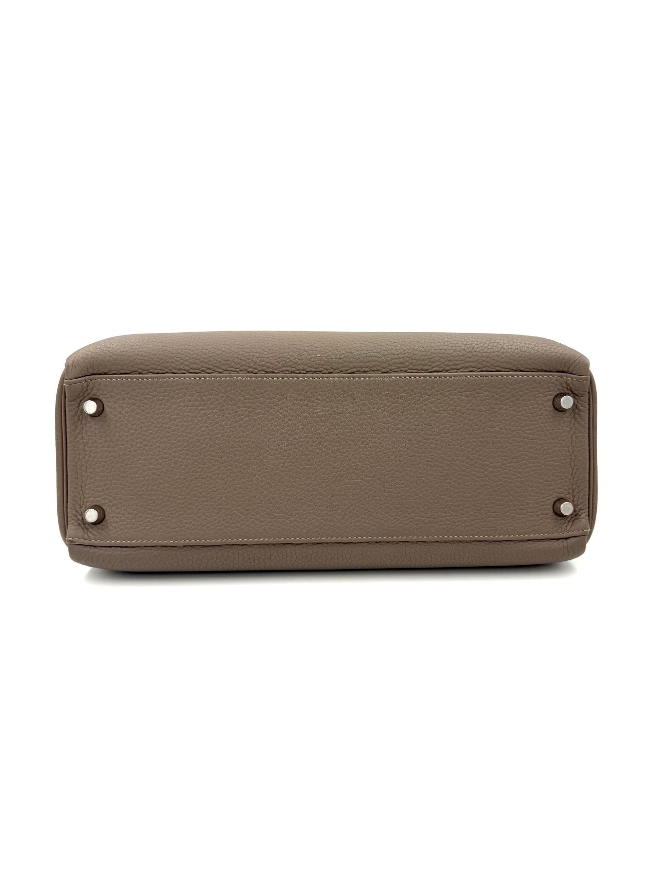 HERMÈS Kelly 32 Retourne Gris Asphalte PHW – Bodenansicht der eleganten Clemence Lederhandtasche in Grau mit Palladium-Hardware.