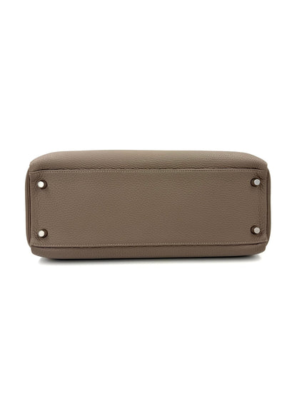 HERMÈS Kelly 32 Retourne Gris Asphalte PHW – Bodenansicht der eleganten Clemence Lederhandtasche in Grau mit Palladium-Hardware.