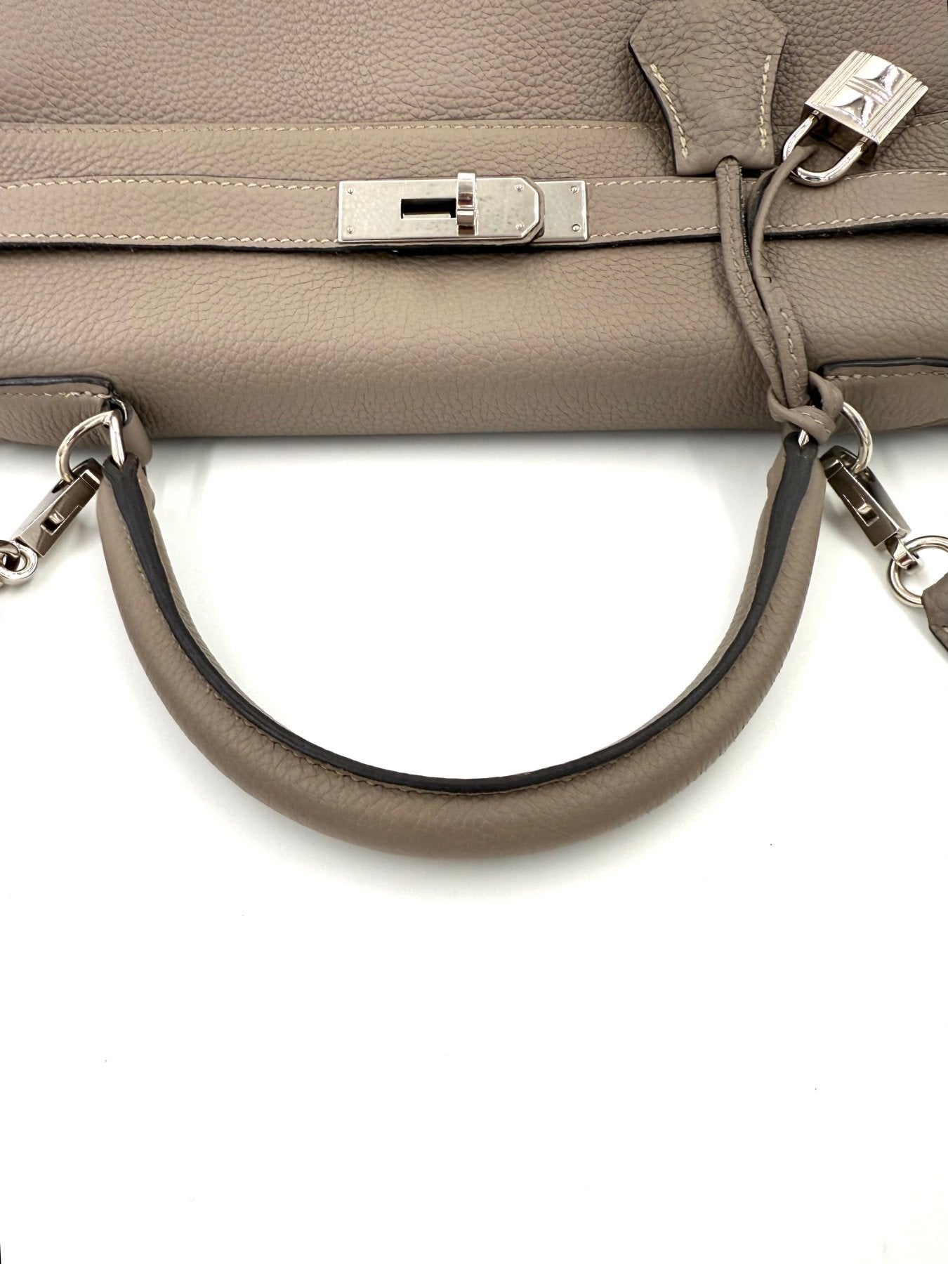 HERMÈS Kelly 32 Retourne Gris Asphalte PHW aus Clemence Leder mit Palladium-Hardware, Detailansicht Griff und Verschluss