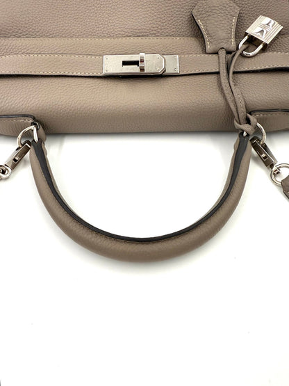 HERMÈS Kelly 32 Retourne Gris Asphalte PHW aus Clemence Leder mit Palladium-Hardware, Detailansicht Griff und Verschluss
