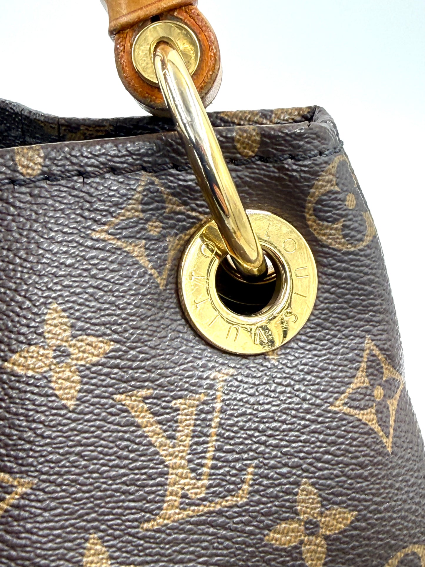 LOUIS VUITTON Artsy MM Monogram Canvas