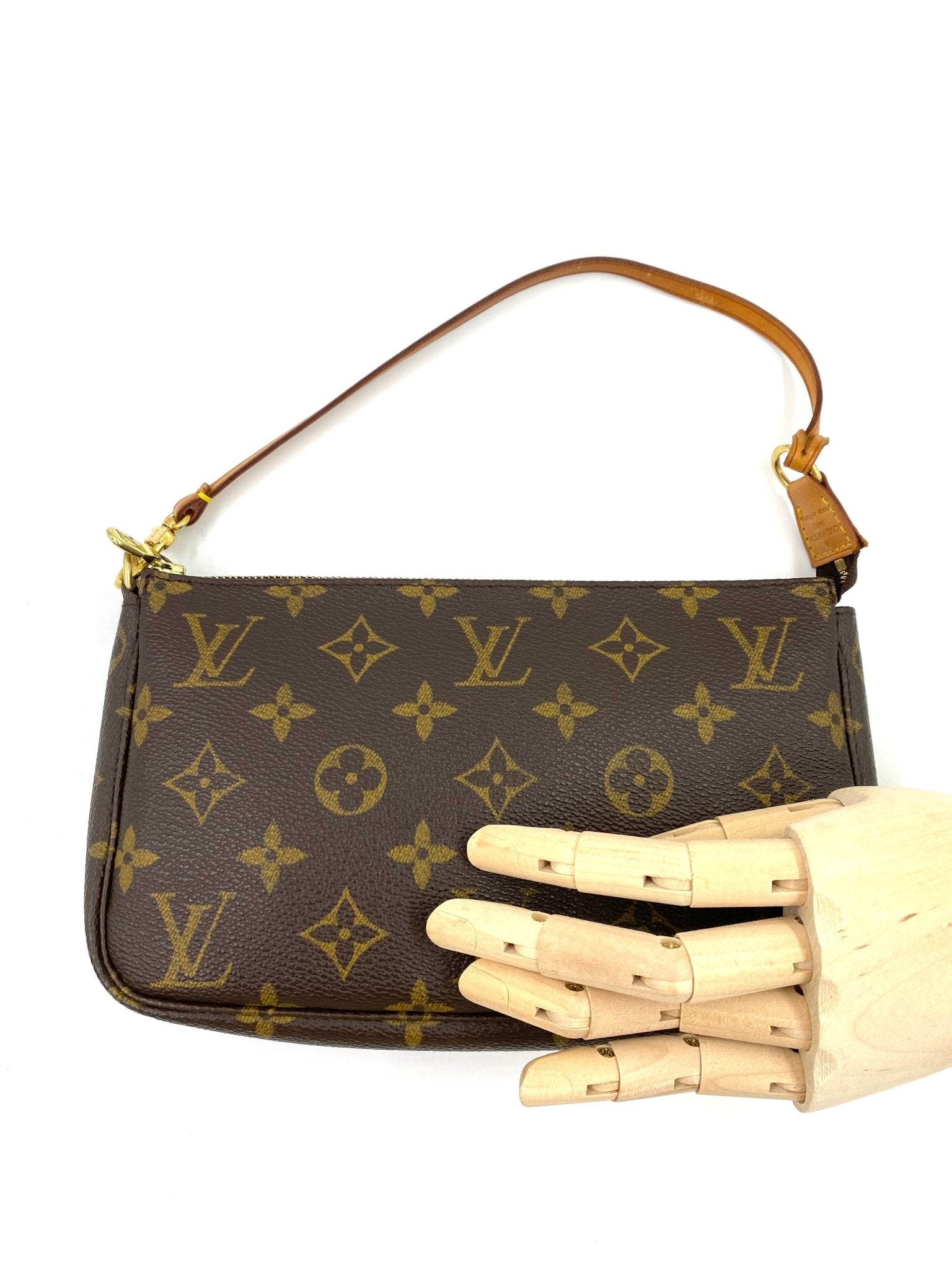 Pochette monogram canvas sale