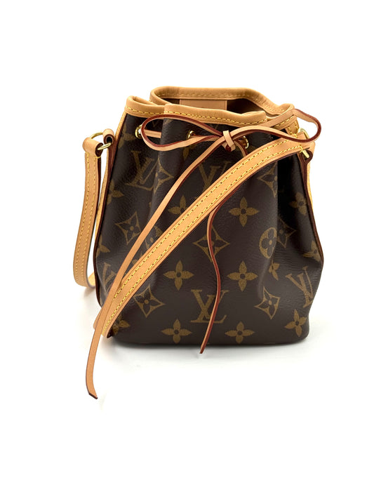 LOUIS VUITTON Nano Noe Monogram Canvas Handtasche aus robustem Monogram Canvas mit Kordelzugverschluss und verstellbarem Schulterriemen.