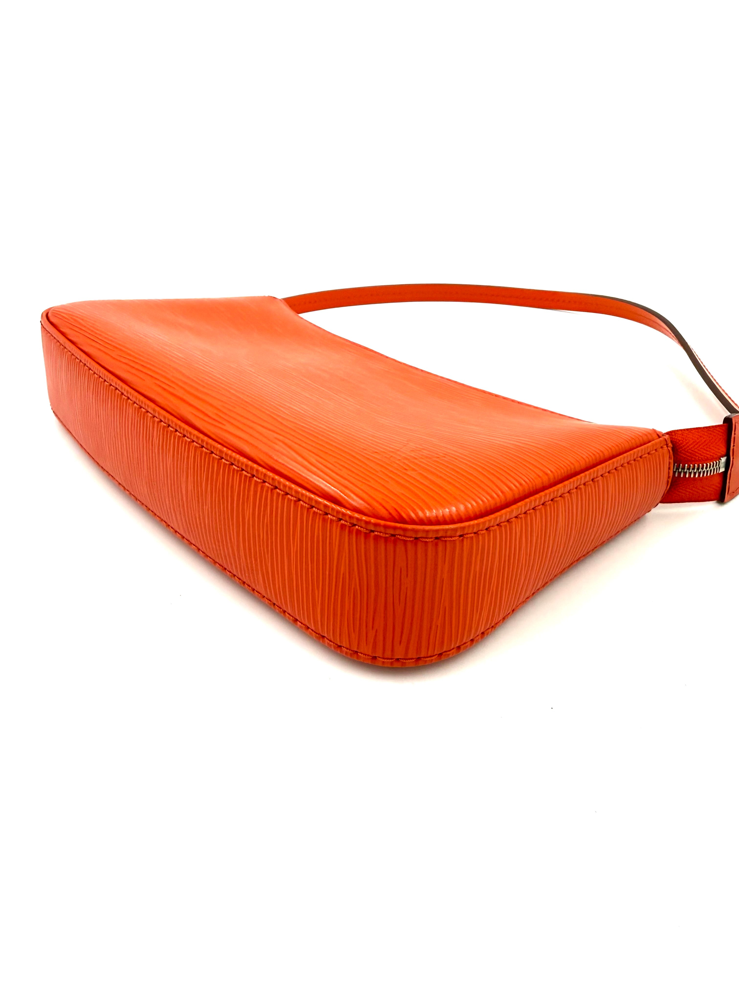 LOUIS VUITTON Pochette Accessoires Epi orange – Clutch & Macarons
