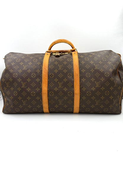 Louis Vuitton Keepall 55 Reisetasche im klassischen Monogram Canvas Muster mit braunen Lederriemen und Griffen