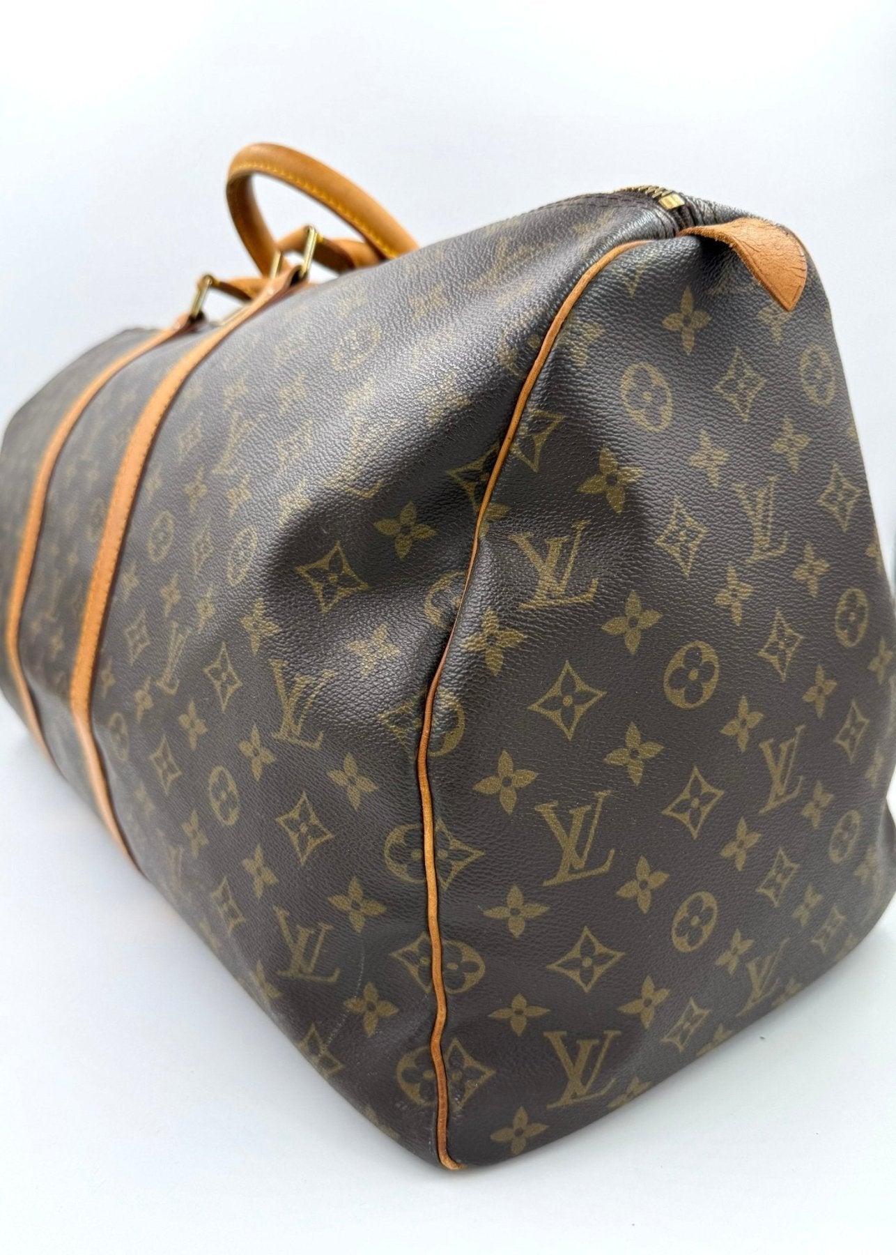 Louis Vuitton Keepall 55 Reisetasche im klassischen Monogram Canvas Muster mit braunen Ledergriffen und goldfarbenen Details
