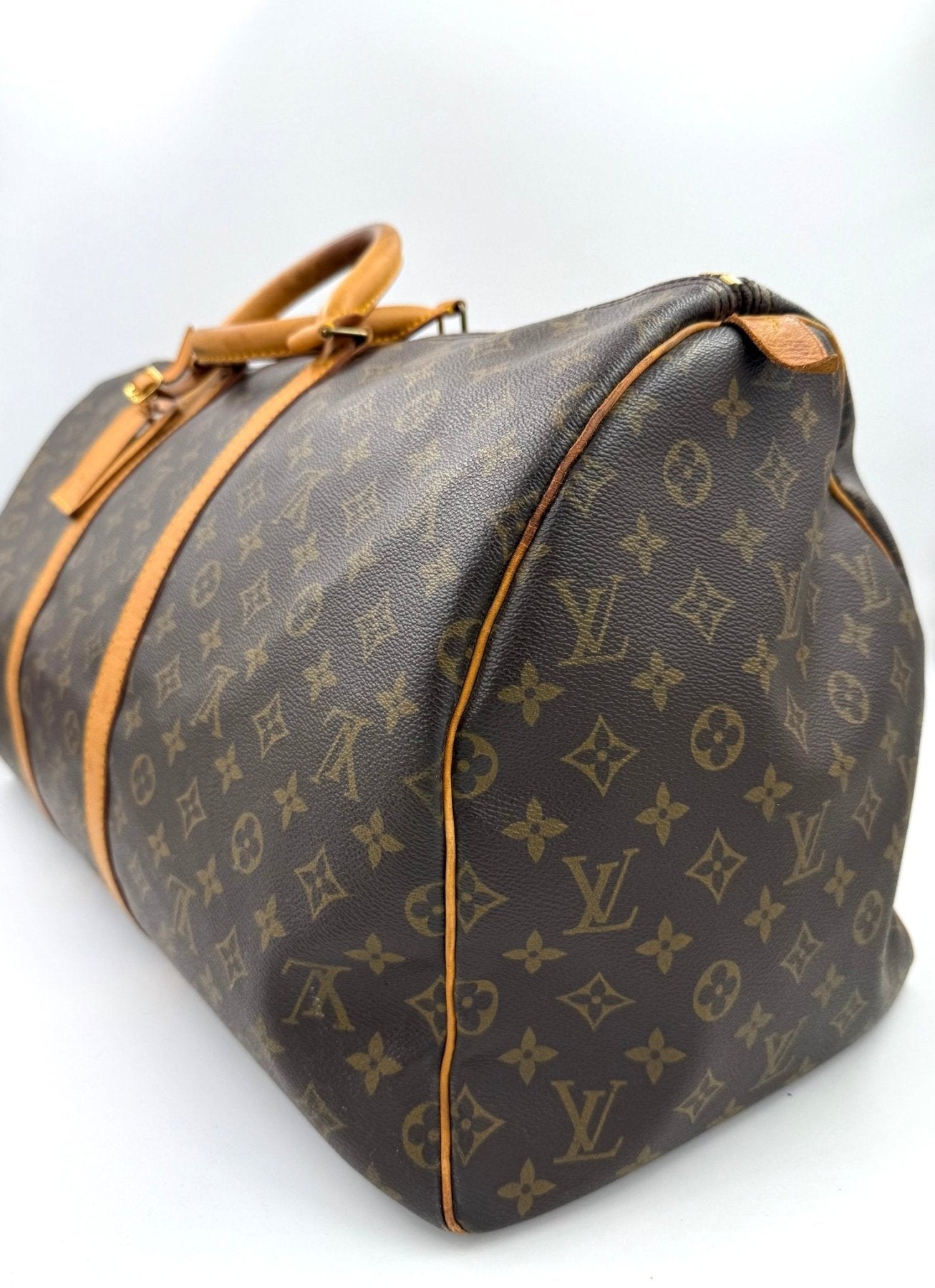 Louis Vuitton Keepall 55 Reisetasche mit klassischem Monogram Muster, braunen Ledergriffen und goldenen Beschlagen