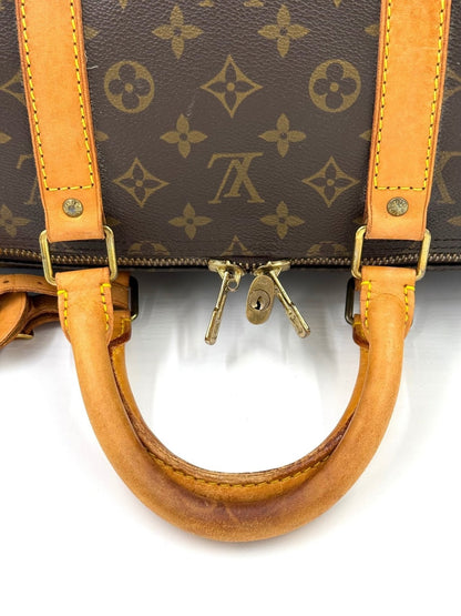 Vintage Louis Vuitton Keepall 55 Monogram Reisetasche mit braunem Canvas, Ledergriff und goldenem Schloss, Nahaufnahme