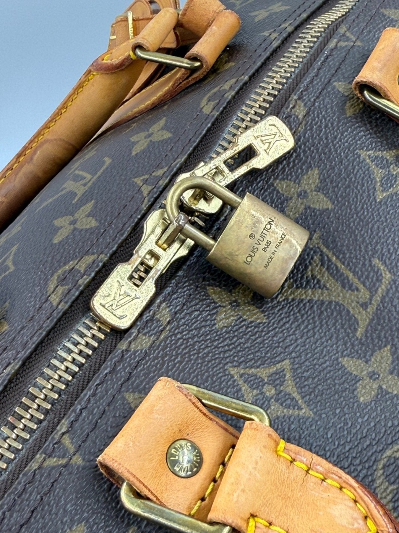 Louis Vuitton Keepall 55 Reisstasche Nahaufnahme mit Monogram Muster, Reissverschluss, Schloss und Ledergriffen in klassischem Design