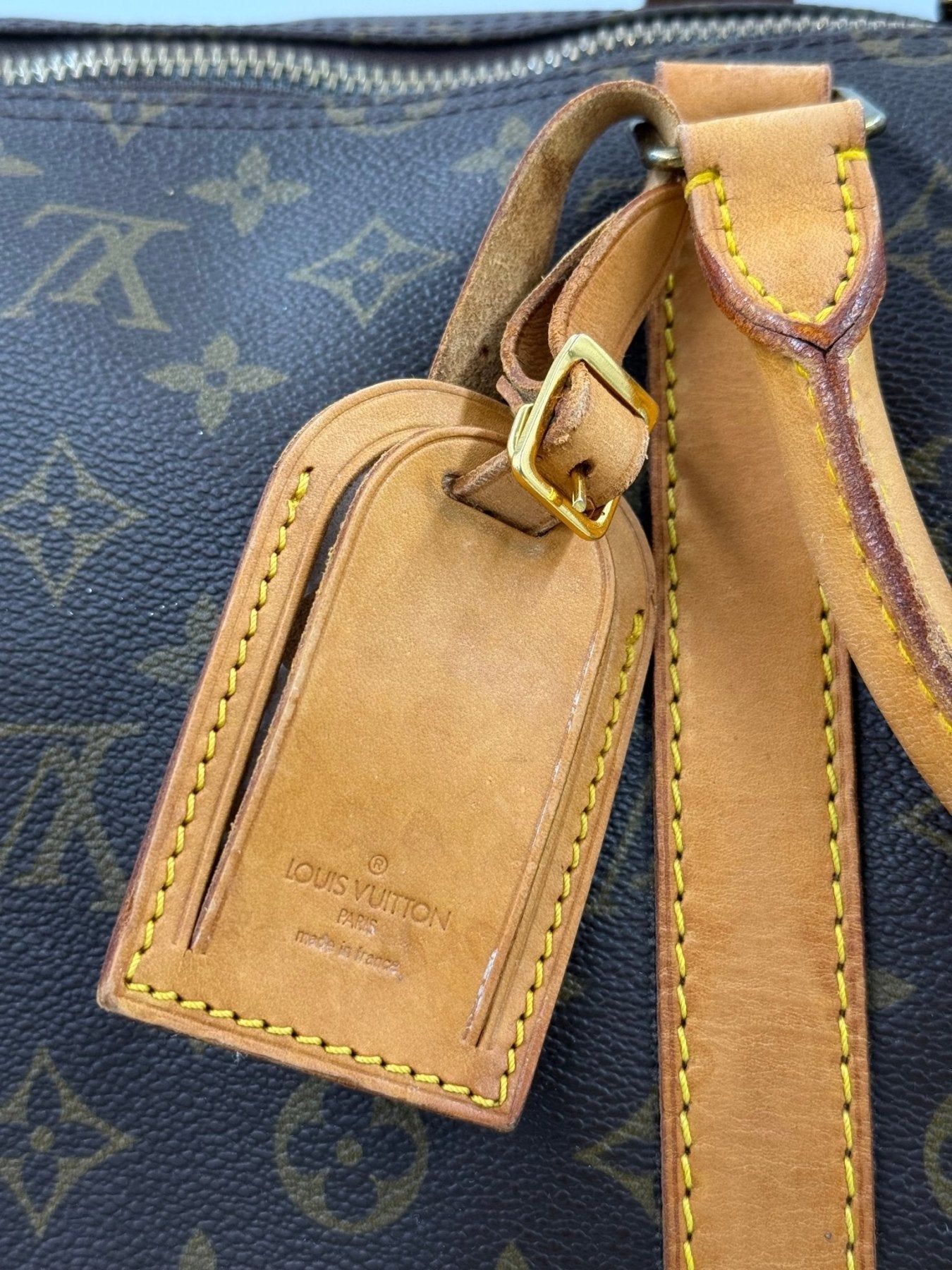 Louis Vuitton Keepall 55 Reisetasche mit Monogram Canvas und Lederanhaenger, Detail des hellbraunen Adressanhaengers mit Naehten