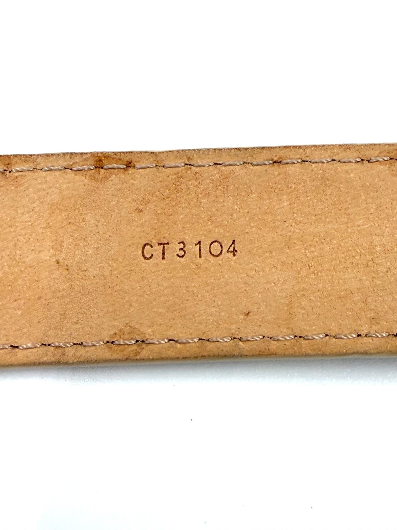 LOUIS VUITTON Gürtel Damier Azur Detailansicht der Seriennummer CT3104 auf hochwertigem Leder gefertigt.