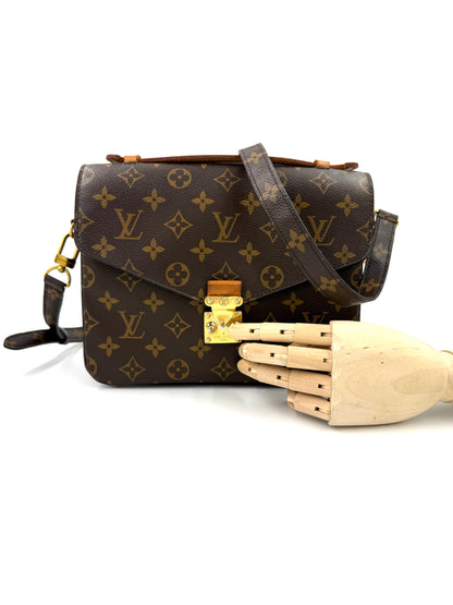 LOUIS VUITTON Pochette Metis Monogram Canvas