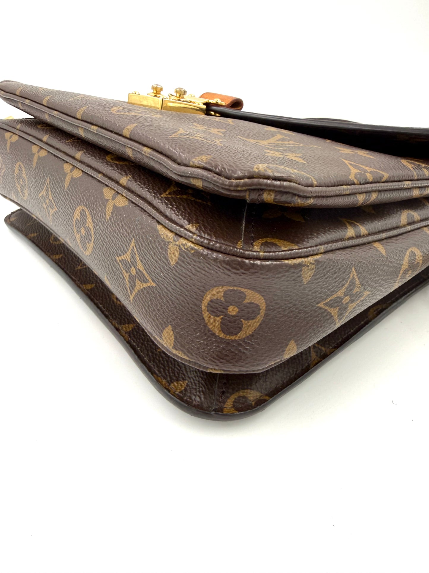 LOUIS VUITTON Pochette Metis Monogram Canvas