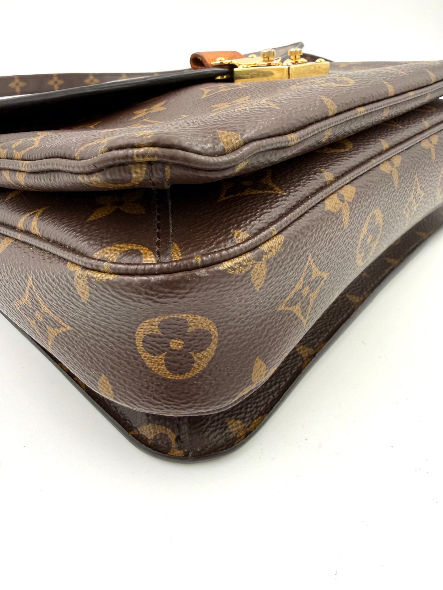 LOUIS VUITTON Pochette Metis Monogram Canvas