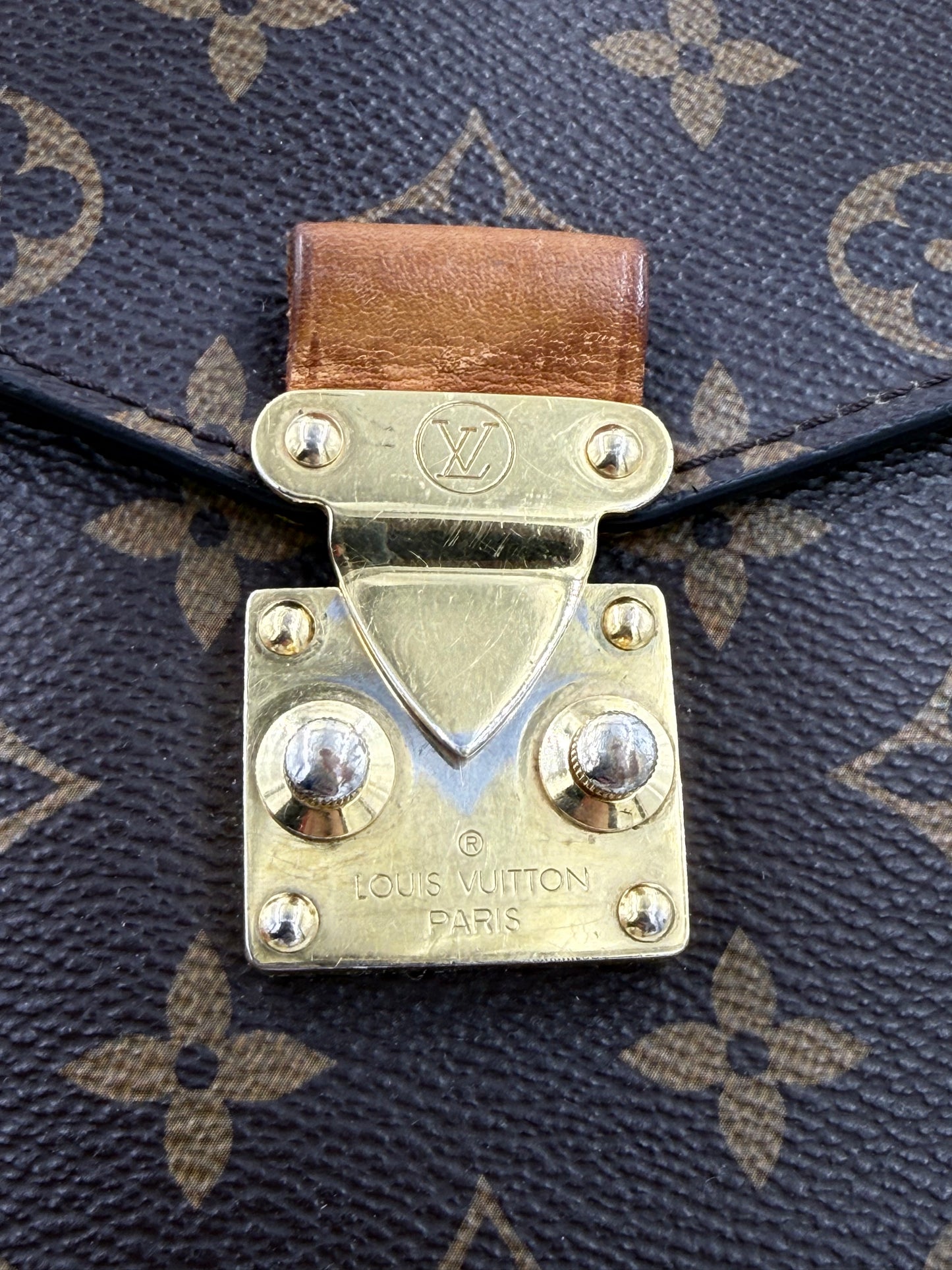 LOUIS VUITTON Pochette Metis Monogram Canvas