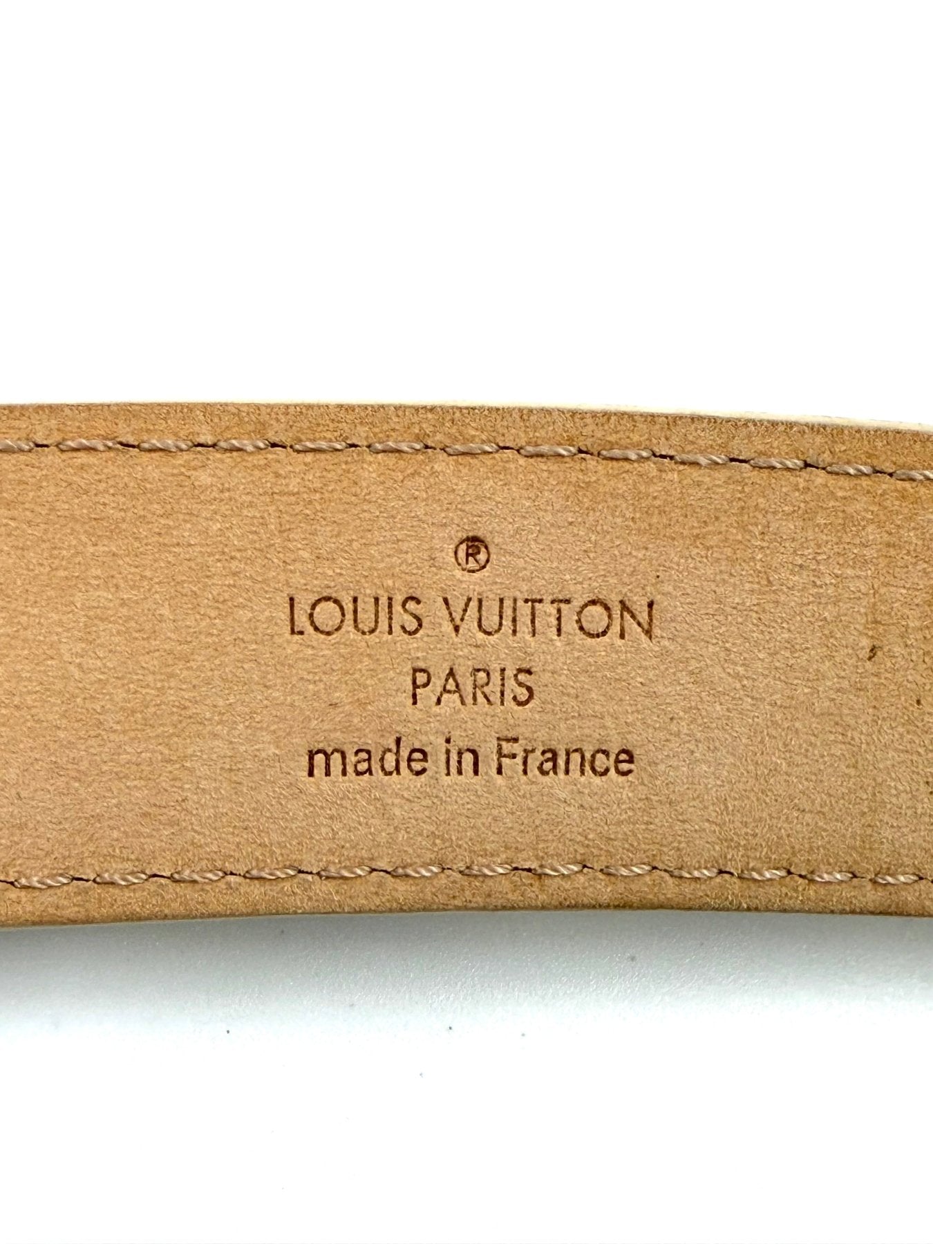 LOUIS VUITTON Gürtel Damier Azur mit eleganter Innenprägung "made in France" und feiner Ledernähte.