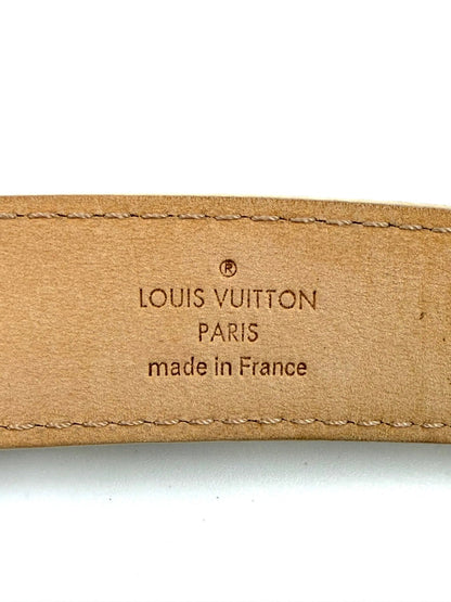 LOUIS VUITTON Gürtel Damier Azur mit eleganter Innenprägung "made in France" und feiner Ledernähte.