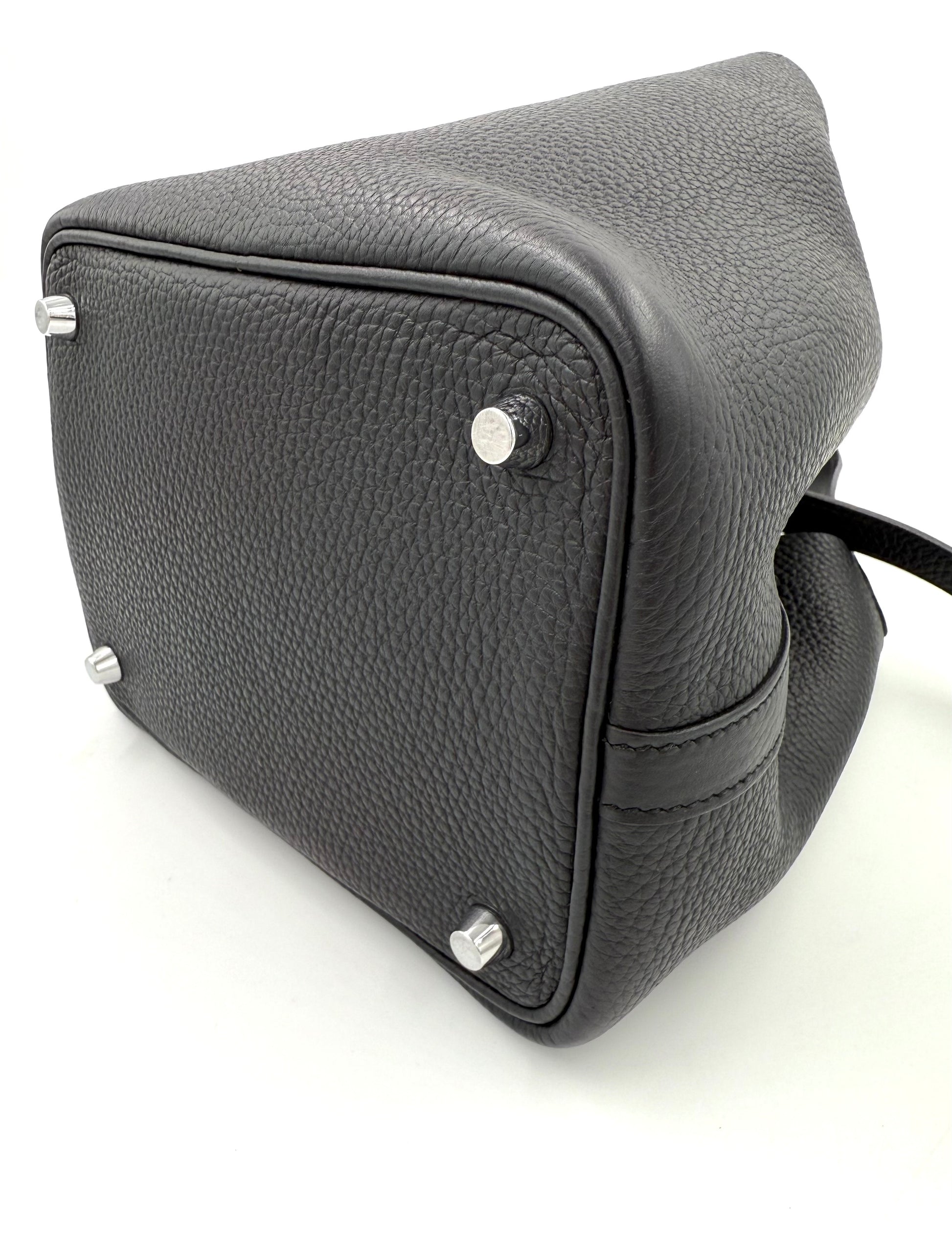 HERMÈS Picotin 18 schwarz PHW aus Taurillon Clemence Leder mit Palladium Schloß und neuwertigem Zustand.