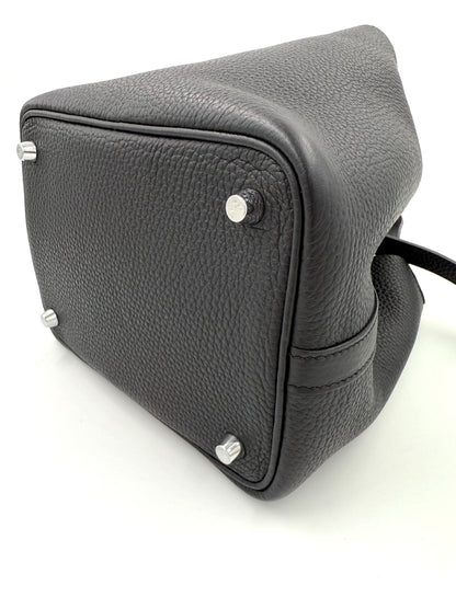 HERMÈS Picotin 18 schwarz PHW aus Taurillon Clemence Leder mit Palladium Schloß und neuwertigem Zustand.