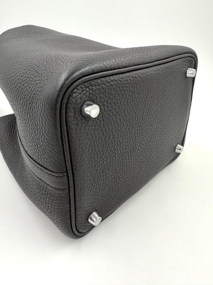 HERMÈS Picotin 18 schwarz PHW aus Taurillon Clemence Leder mit Palladium-Füßen und feiner Struktur, neuwertig.