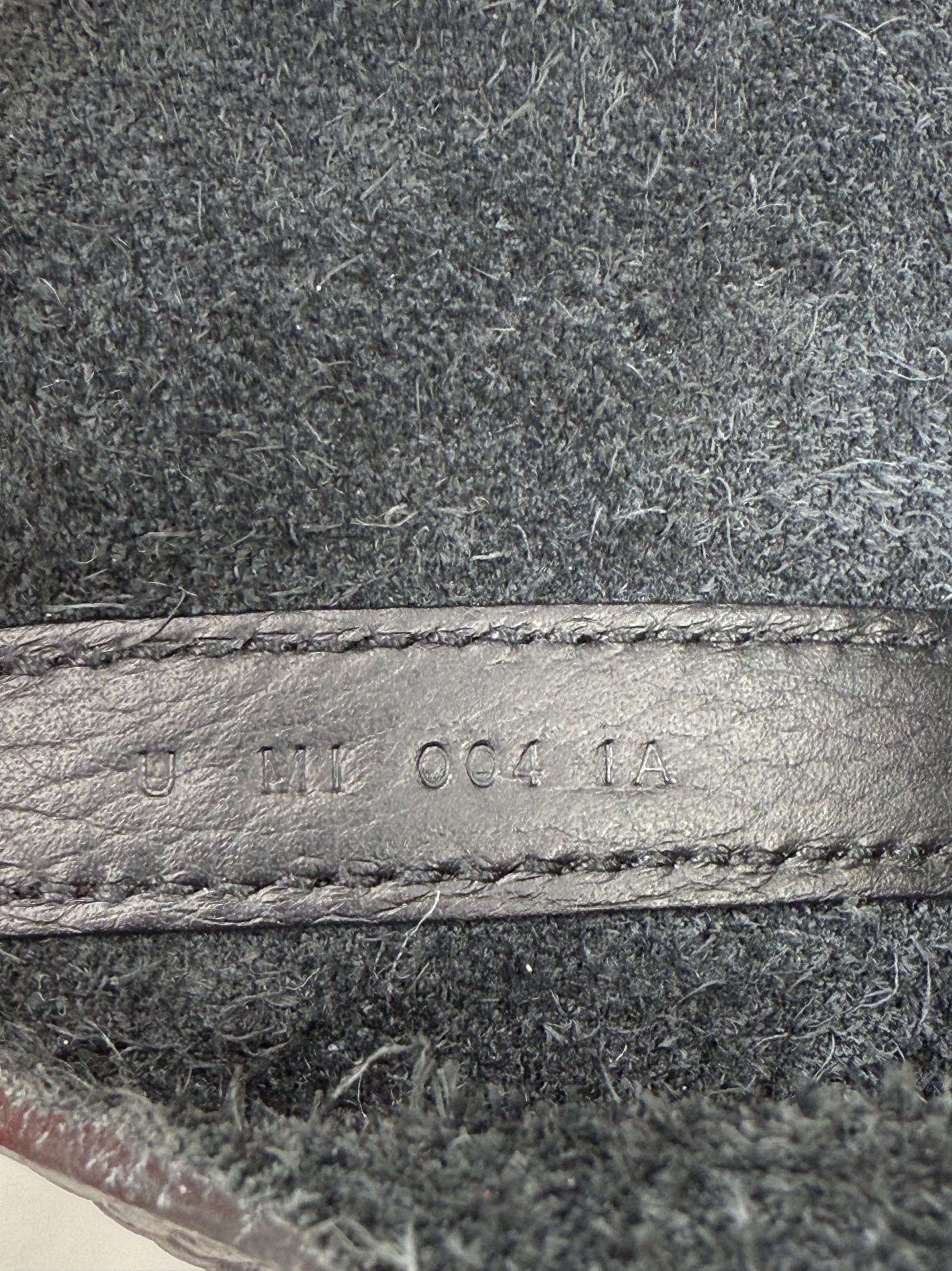 HERMÈS Picotin 18 schwarz PHW Detailaufnahme des schwarzen Innenlederstempels und -futters der Tasche