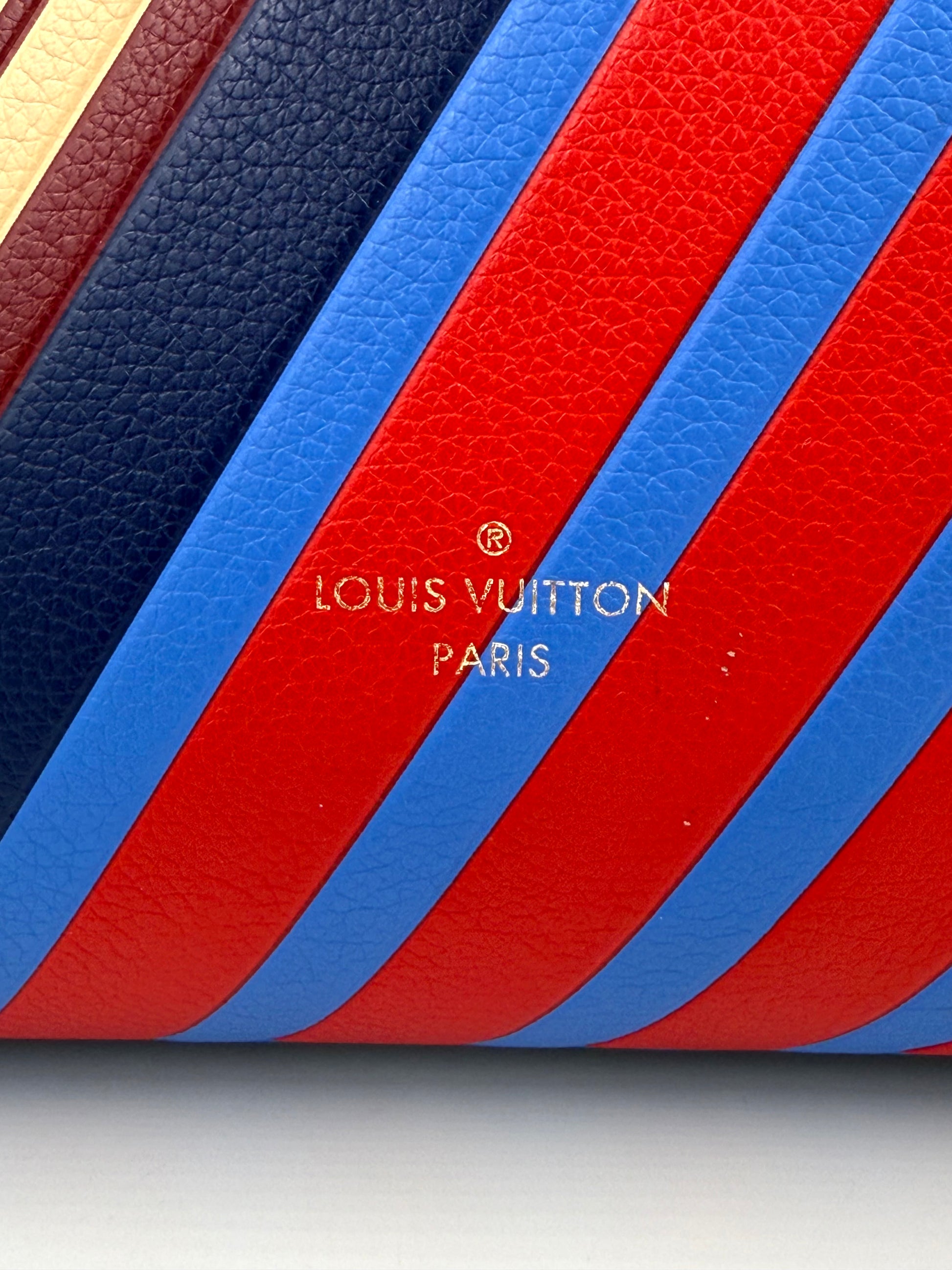 LOUIS VUITTON Kimono MM Monogram Canvas Nahaufnahme der bunten gestreiften Lederdetails mit goldener Logo-Prägung.