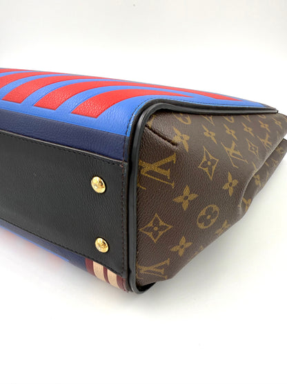 Detailaufnahme der LOUIS VUITTON Kimono MM Monogram Canvas mit farbigen Streifen und schwarzem Ledergriff.