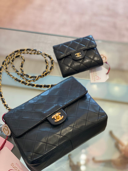 Schwarze gesteppte Ledertasche Beispielprodukt mit Ketten-Schulterriemen und kleiner passender Geldboerse
