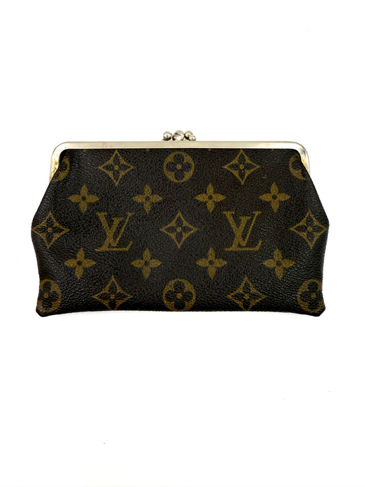 LOUIS VUITTON Pochette Bucket Bag aus Monogram Canvas mit Kisslock-Verschluss und elegantem Vintage-Design.