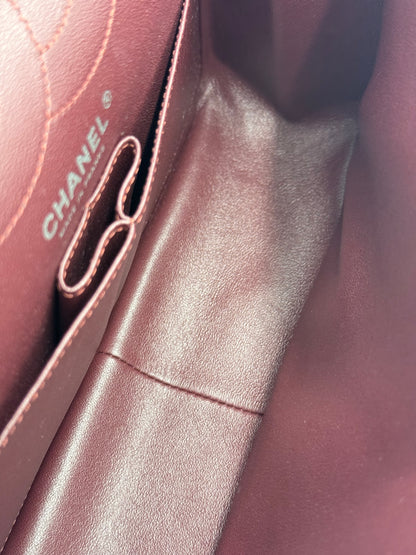 CHANEL 2.55 Double Flap schwarz SHW Innenansicht mit bordeauxrotem Lederfutter und Logo-Stick in neuwertigem Zustand.