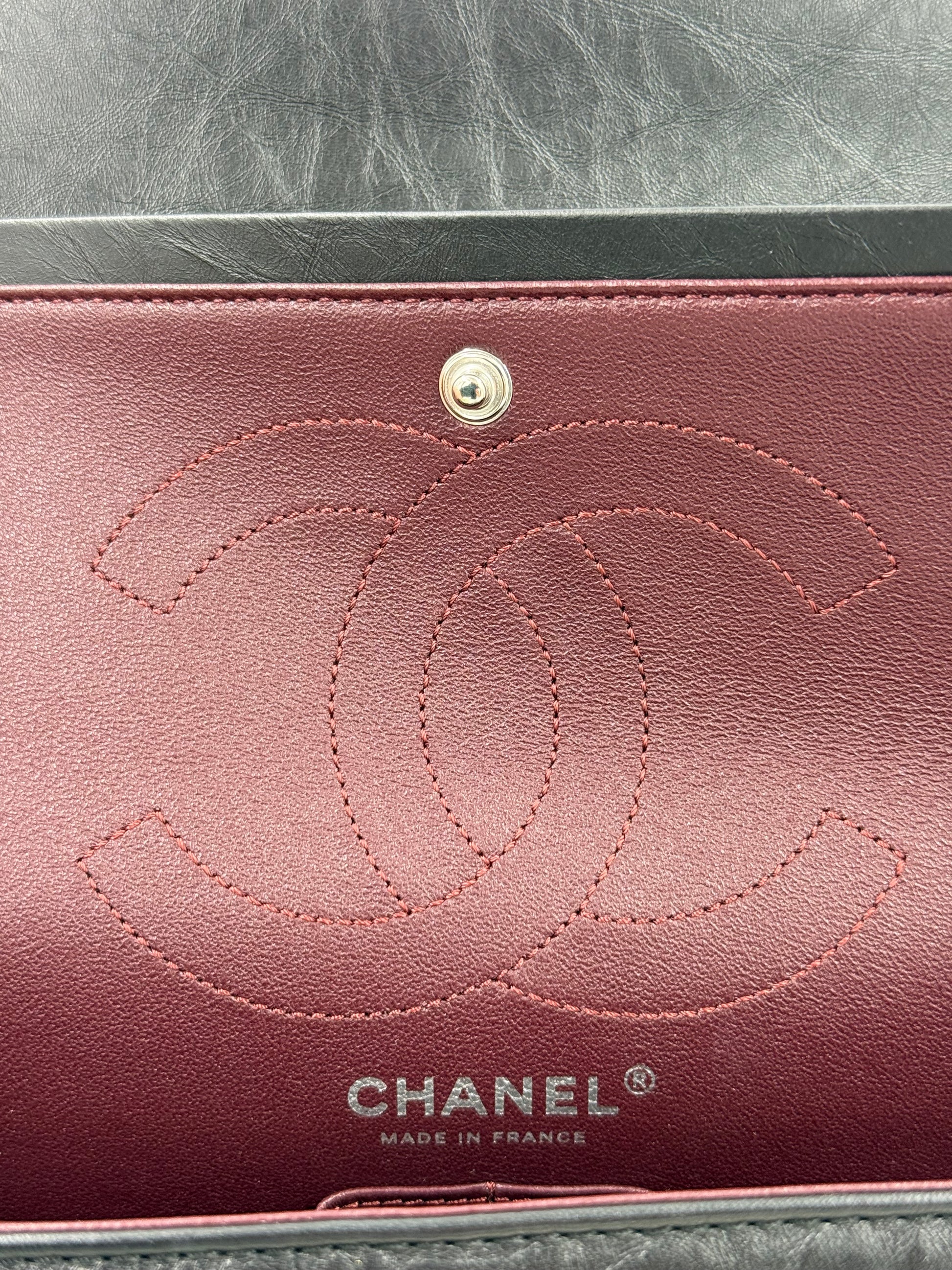 CHANEL 2.55 Double Flap schwarz SHW mit bordeauxrotem Innenfutter und geprägtem CC-Logo, neuwertig aus 2019.