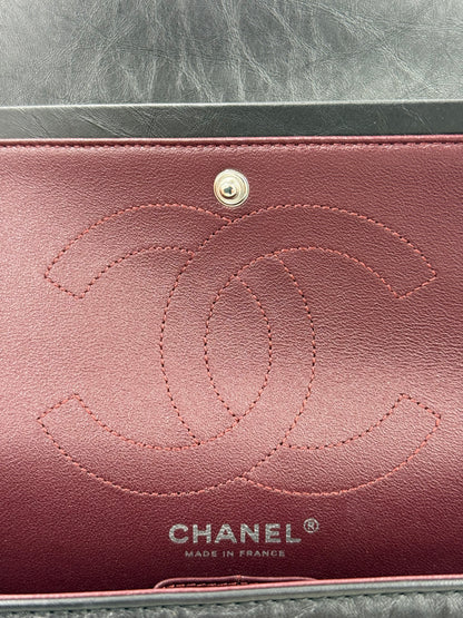 CHANEL 2.55 Double Flap schwarz SHW mit bordeauxrotem Innenfutter und geprägtem CC-Logo, neuwertig aus 2019.