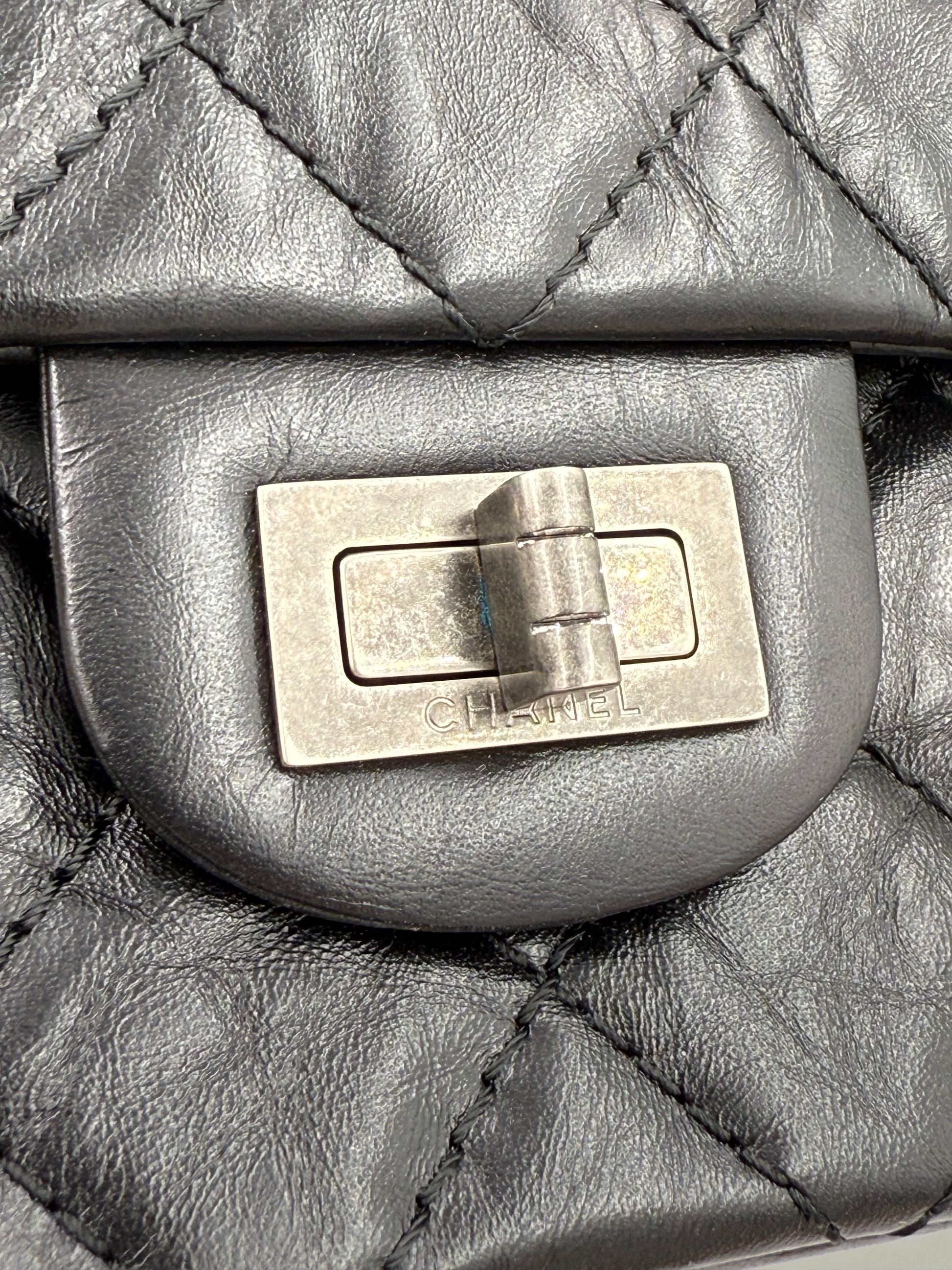 CHANEL 2.55 Double Flap schwarz SHW mit antik-silberfarbenem Mademoiselle-Lock und gealtertem Kalbsleder.