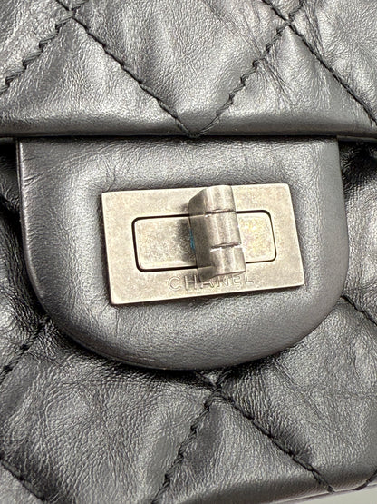 CHANEL 2.55 Double Flap schwarz SHW mit antik-silberfarbenem Mademoiselle-Lock und gealtertem Kalbsleder.