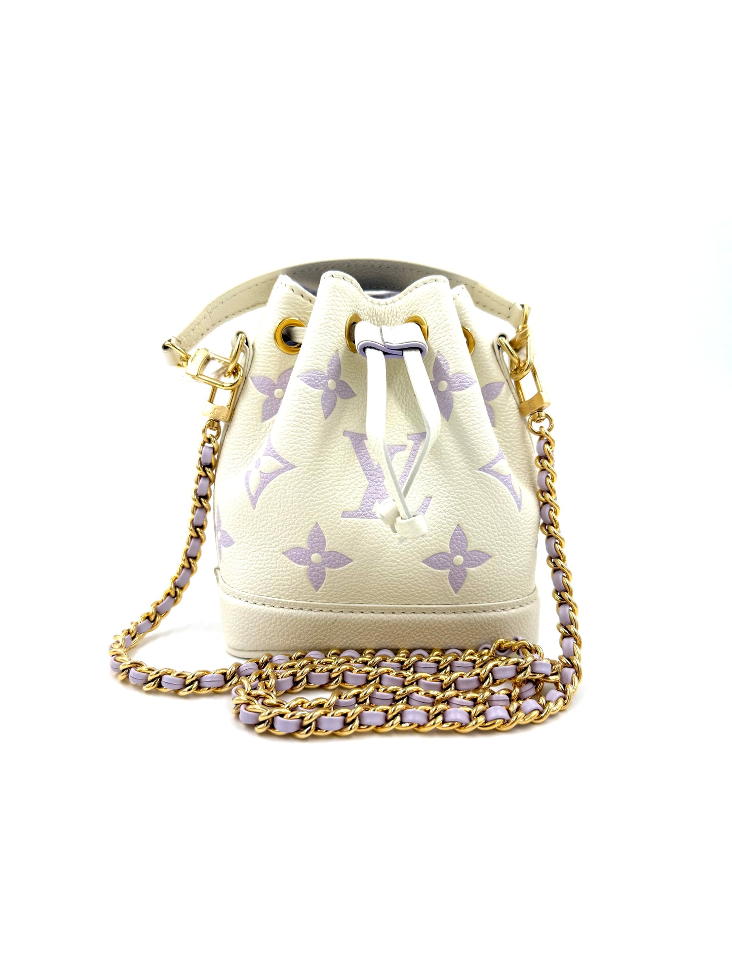 LOUIS VUITTON Nano Noe Monogram Empreinte Handtasche creme-lila mit goldfarbener Kette und Lederdetails, neuwertig.