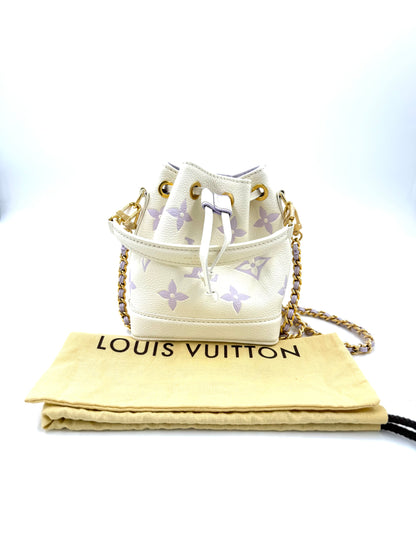 LOUIS VUITTON Nano Noe Monogram Empreinte Handtasche in Creme mit lila Monogramm und goldfarbener Kette.