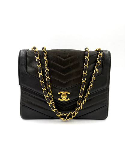CHANEL Single Flap Lammleder schwarz GHW Handtasche mit goldfarbenem Logo und geflochtener Kettenriemen-Detailierung