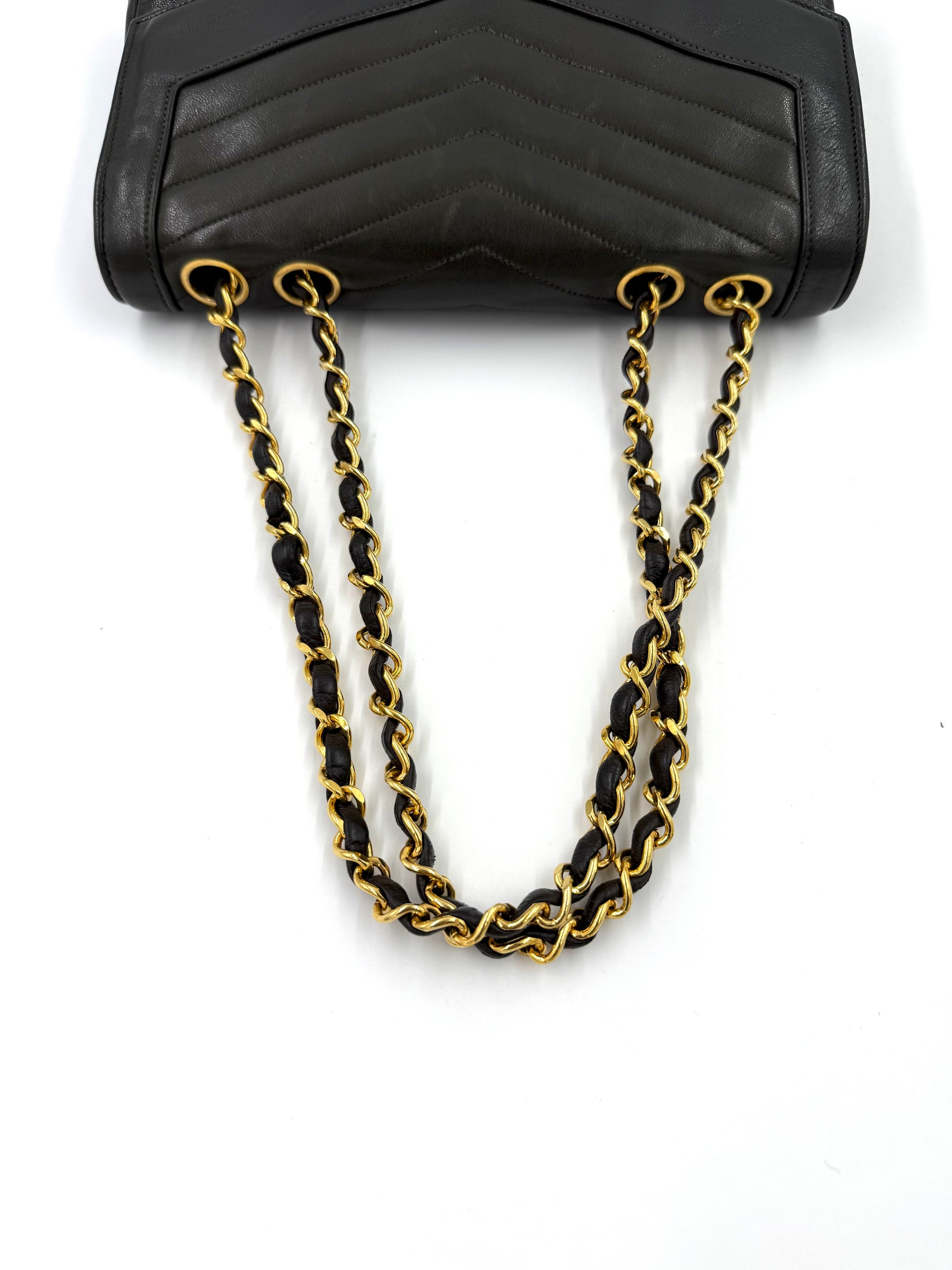 CHANEL Single Flap Lammleder schwarz GHW Handtasche mit goldfarbenen Kettenriemen und gestepptem Lammleder in Chevron-Optik