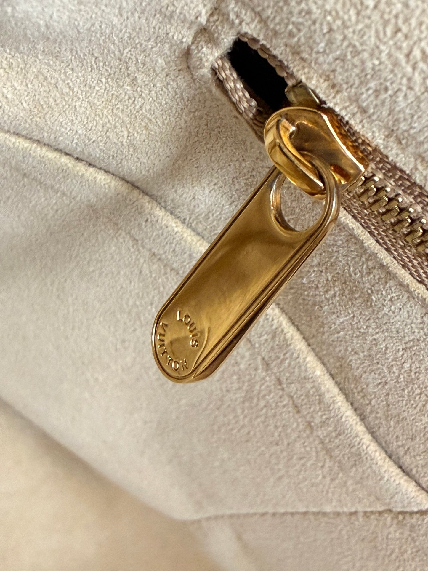 LOUIS VUITTON Artsy MM Monogram Canvas