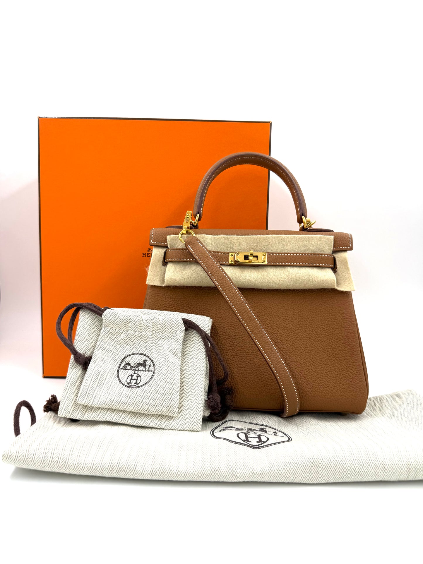 HERMÈS Kelly 25 Togo Gold GHW