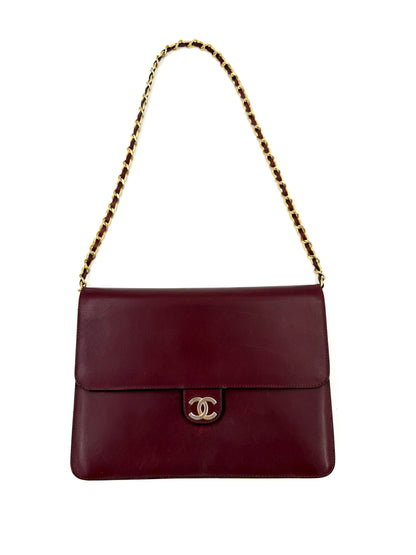CHANEL Single Flap Square medium bordeaux GHW aus feinem Leder mit goldfarbenem Kettenriemen und Logoverschluss