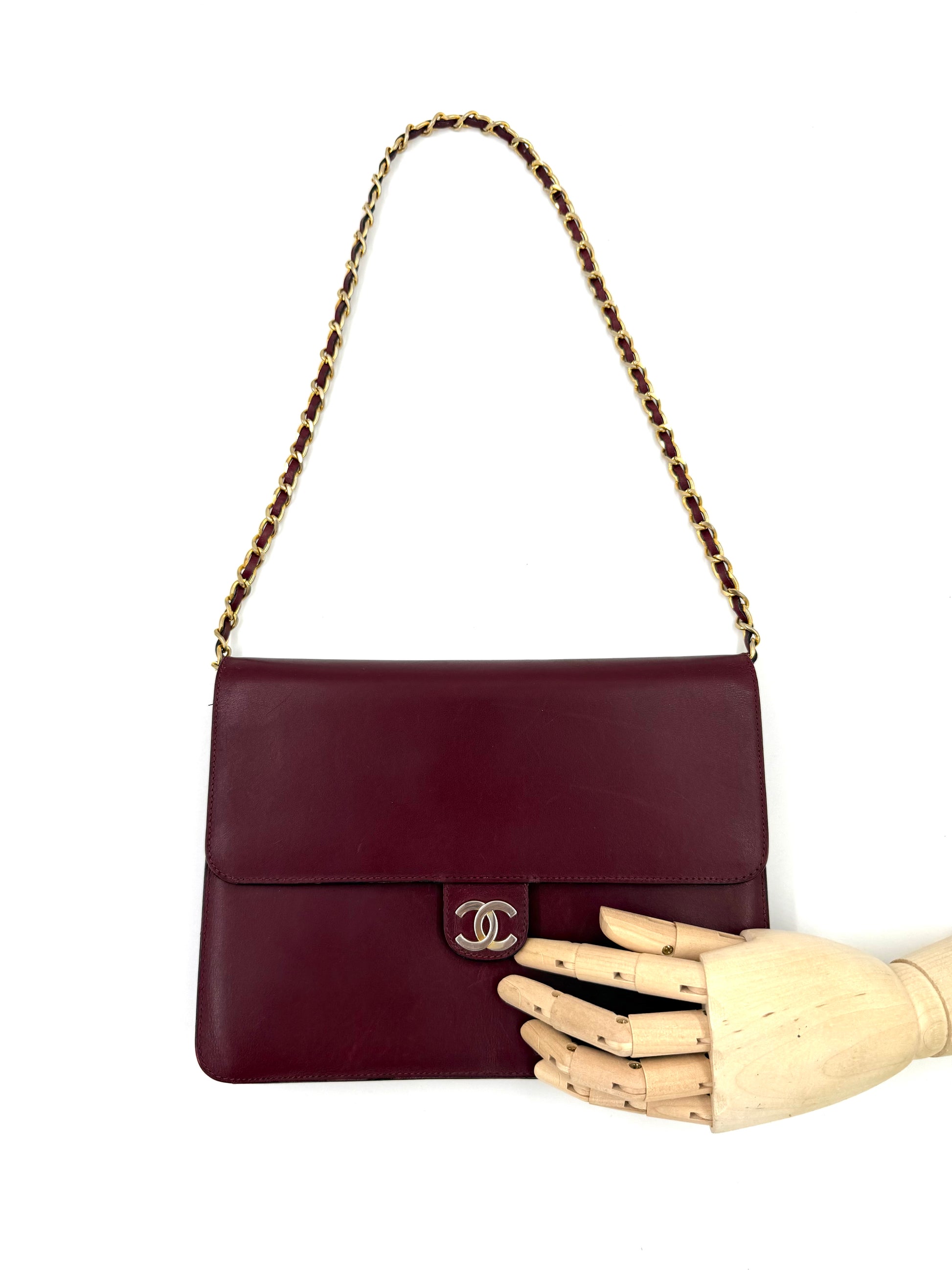 CHANEL Single Flap Square medium bordeaux GHW aus elegantem Leder mit goldfarbenem Doppel-C-Logo und Kettenriemen in Bordeaux-Tönen