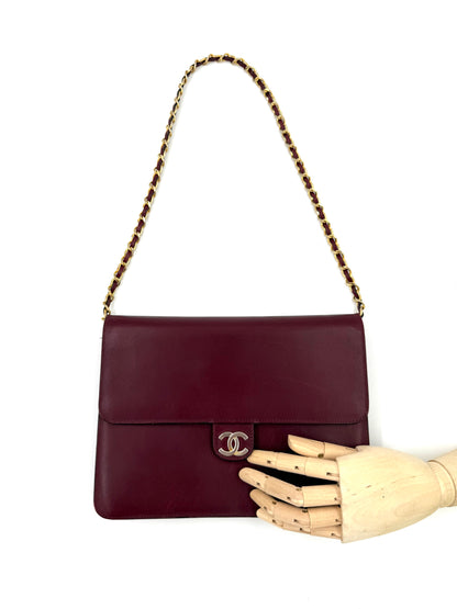 CHANEL Single Flap Square medium bordeaux GHW aus elegantem Leder mit goldfarbenem Doppel-C-Logo und Kettenriemen in Bordeaux-Tönen