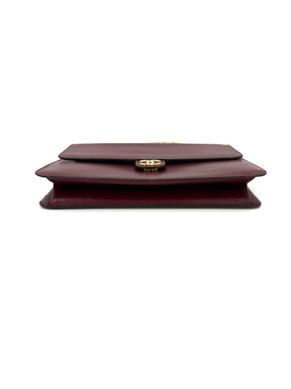 CHANEL Single Flap Square medium bordeaux GHW aus hochwertigem Leder mit goldfarbenem Verschluss und elegantem Design