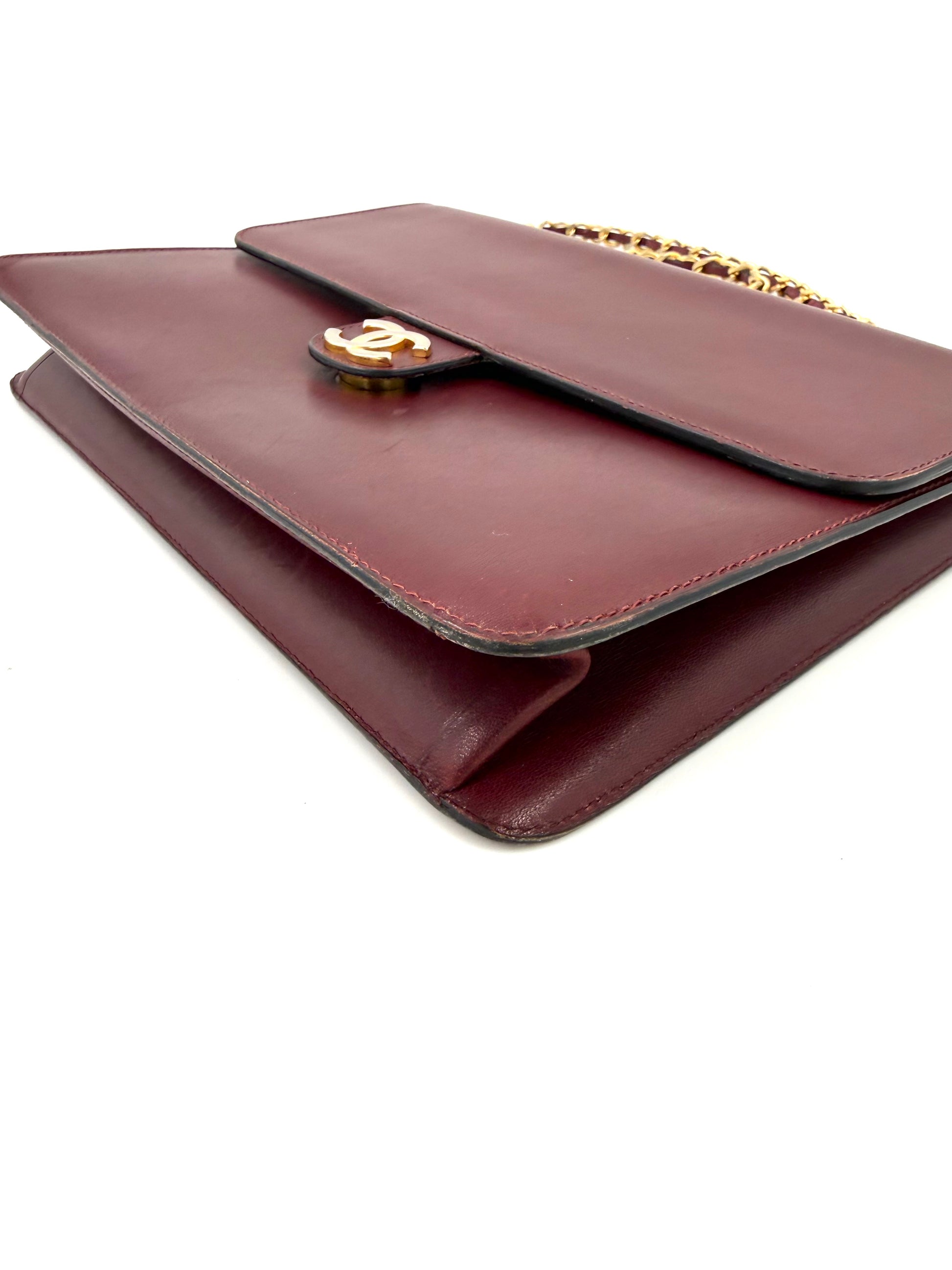 CHANEL Single Flap Square medium bordeaux GHW aus glattem Leder mit goldfarbenem Logo und elegantem Kettenriemen