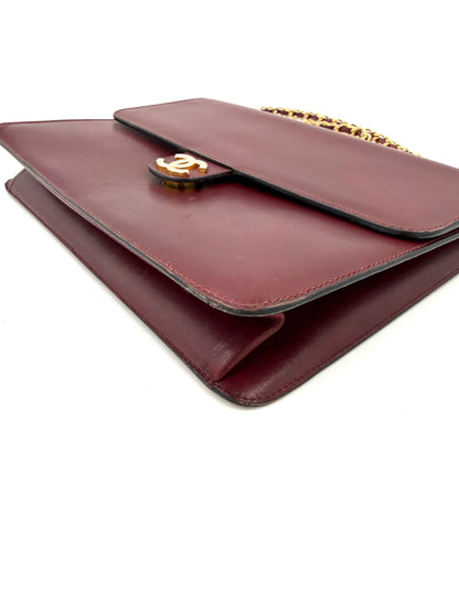 CHANEL Single Flap Square medium bordeaux GHW aus glattem Leder mit goldfarbenem Logo und elegantem Kettenriemen