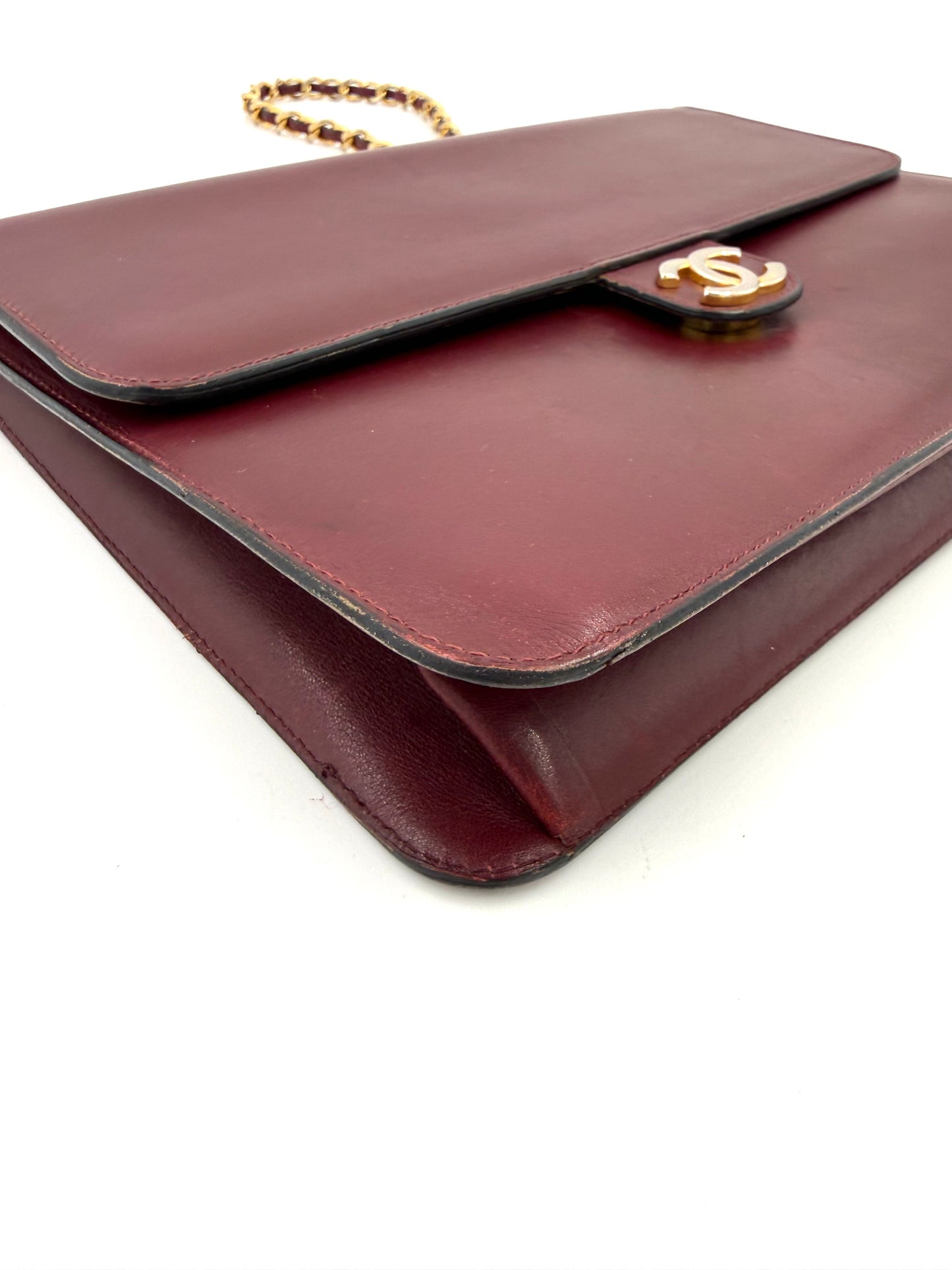 CHANEL Single Flap Square medium bordeaux GHW aus glattem Leder mit goldfarbenem Verschluss und Kettenriemen