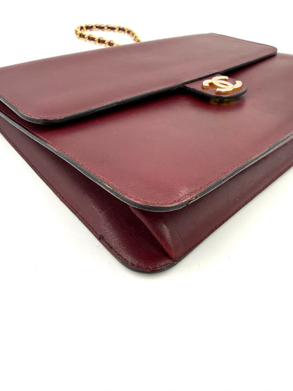 CHANEL Single Flap Square medium bordeaux GHW aus glattem Leder mit goldfarbenem Verschluss und Kettenriemen