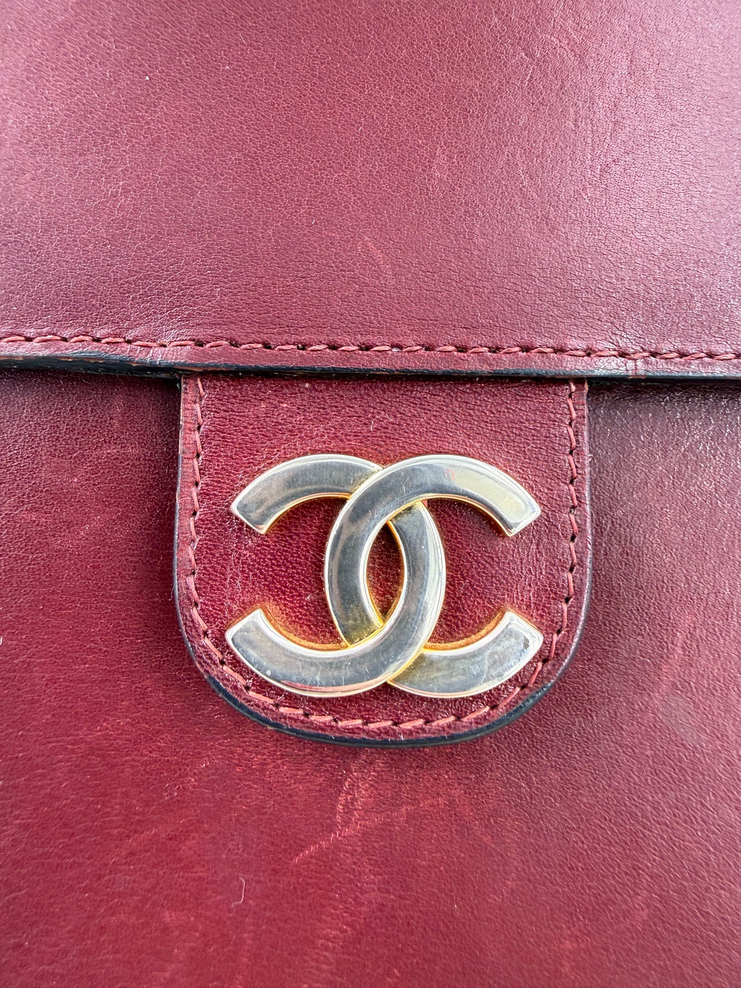 CHANEL Single Flap Square medium bordeaux GHW aus feinem Leder mit vergoldetem Doppel-C-Logo als Verschlussdetail
